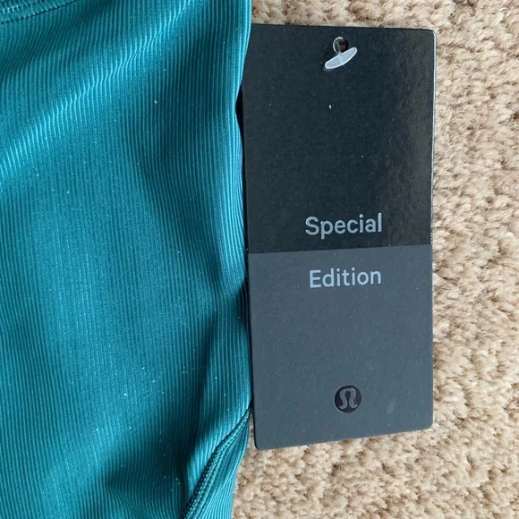 ⚠️⬇️⬇️NEW Lululemon size 8 base pace tight 25inch - Picture 2 of 10